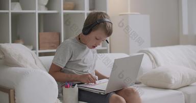学龄前儿童男孩学习画首页听<strong>音乐培训</strong>视频耳机移动PC